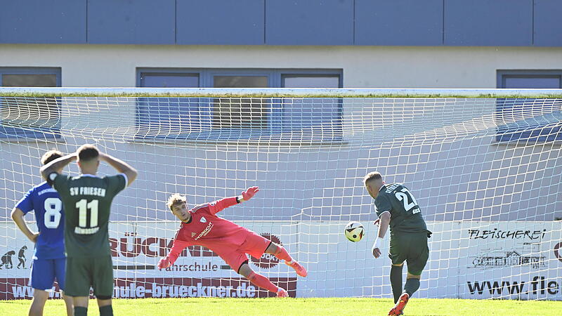 Rico Nassel verl&auml;dt den M&ouml;nchr&ouml;dener Keeper Connor Seibt vom Elfmeterpunkt.