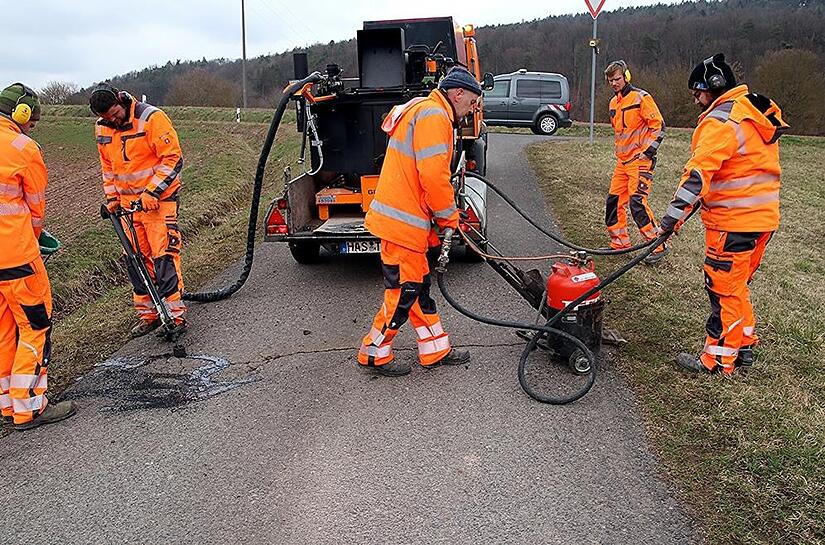 Die Bauhofmitarbeiter sind gefordert. Derzeit nimmt sie die Gr&uuml;npflege in Anspruch. Aber auch Vergie&szlig;en von Rissen in den Stra&szlig;en steht immer wieder an.