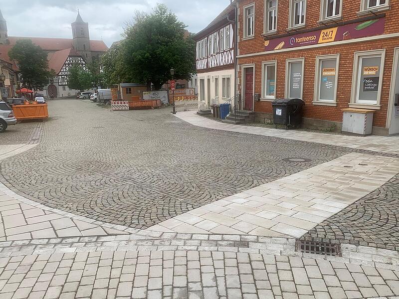 Quer über den Anger führt das Rollatorband von der Kapellengasse zum Supermarkt Tante Enso und Richtung Heimatspielhaus. Quer über den Anger führt das Rollatorband von der Kapellengasse zum Supermarkt Tante Enso und Richtung Heimatspielhaus.