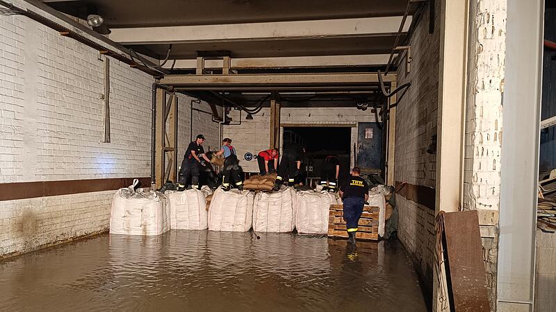 Feuerwehr Neuburg und THW OV Bad Kissingen errichten Damm