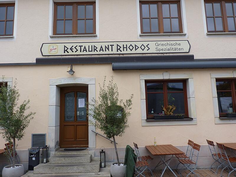 Das Rhodos in Adelsdorf: An der T&uuml;r h&auml;ngt ein Hinweis &uuml;ber die Abwesenheit.
