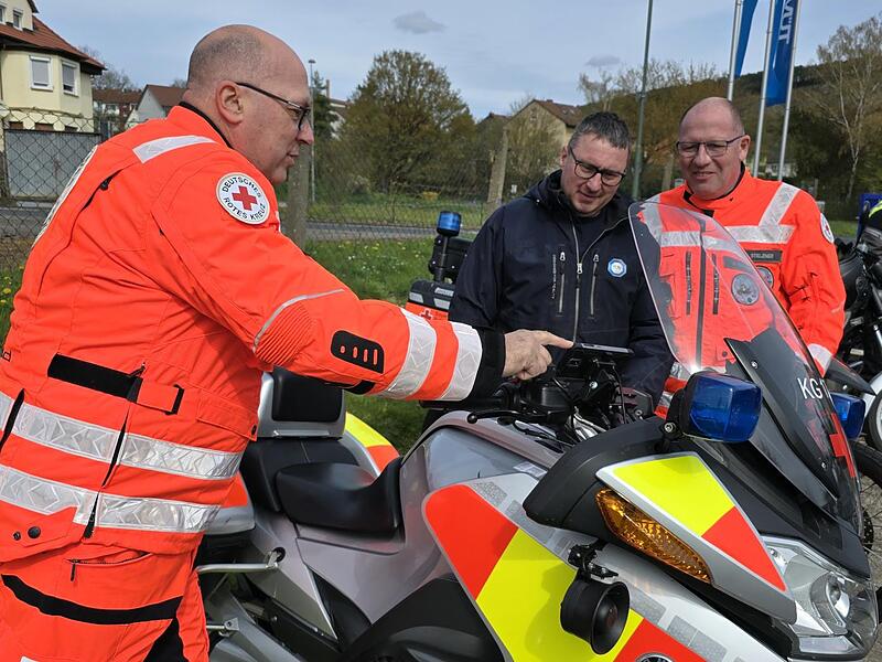 BRK-Motorradstaffel: Armin Stelzner (rechts) und Kenyon De Haney (links) von der BRK-Motorradstaffel im Gespr&auml;ch mit T&Uuml;V-Pr&uuml;fer Alex Rohner.