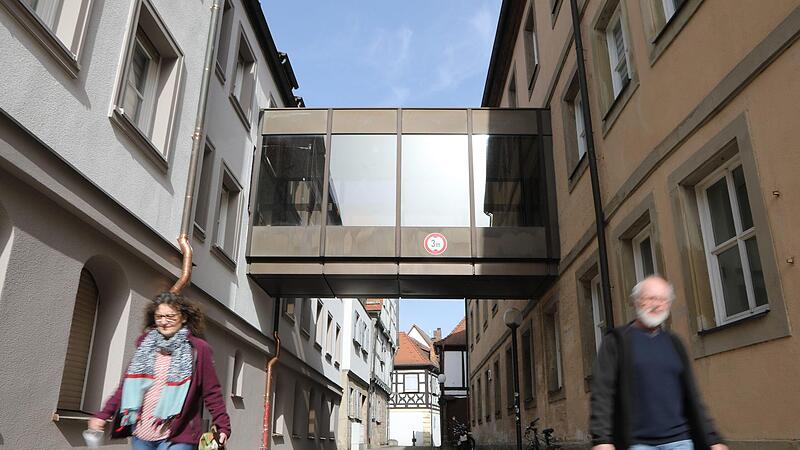 Eng und nicht barrierefrei: Die Verwaltungsgeb&auml;ude in der    Schulstra&szlig;e sind durch eine Br&uuml;cke verbunden.Forchheim & Fr&auml;nkische Schweiz