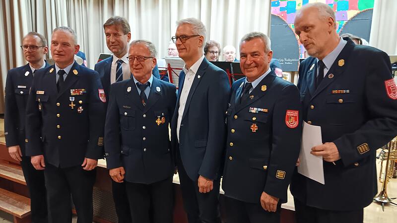 Kein Beruf, sondern eine Berufung: Die F&uuml;hrungskr&auml;fte der Feuerwehr ehrten die verdienten Mitglieder.Forchheim & Fr&auml;nkische Schweiz