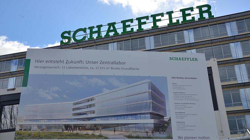 Auf einer großen Tafel weist das Unternehmen auf den Bau hin.