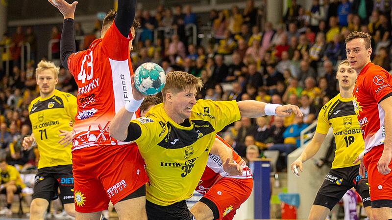 Coburgs Kreisläufer Jan Schäffer (am Ball) setzt sich gegen Leos Petrovsky vom TuS N-Lübbecke durch. Coburgs Kreisläufer Jan Schäffer (am Ball) setzt sich gegen Leos Petrovsky vom TuS N-Lübbecke durch.