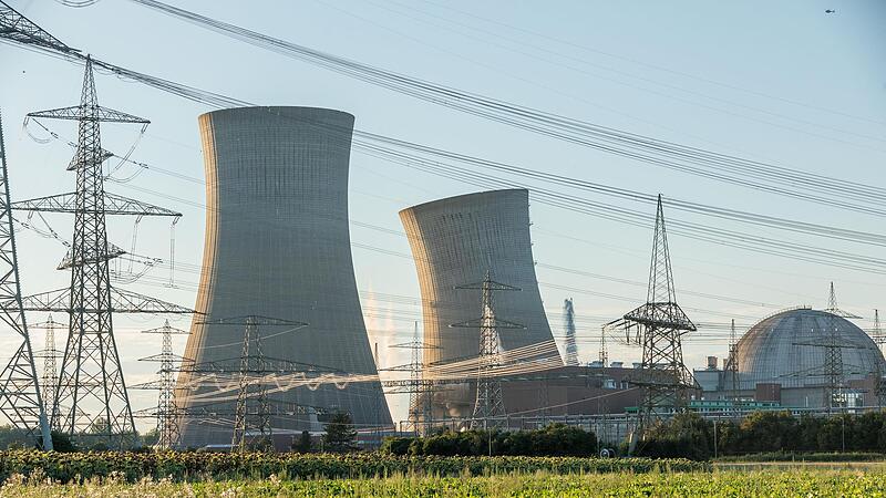 Am 16. August 2024 wurden die beiden Kühltürme des Atomkraftwerks Grafenrheinfeld gesprengt. Am 16. August 2024 wurden die beiden Kühltürme des Atomkraftwerks Grafenrheinfeld gesprengt.