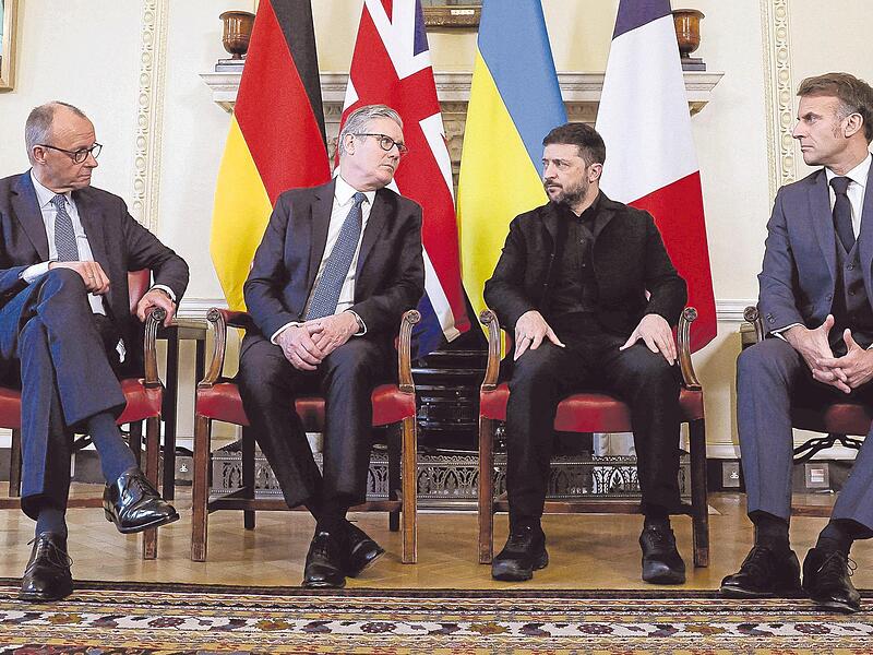 In Sachen Ukraine ziehen Europäer – hier die Staats- und Regierungschefs Friedrich Merz, Keir Starmer, Wolodymyr Selenskyj und Emmanuel Macron – und Amerikaner nicht mehr an einem Strang. In Sachen Ukraine ziehen Europäer – hier die Staats- und Regierungschefs Friedrich Merz, Keir Starmer, Wolodymyr Selenskyj und Emmanuel Macron – und Amerikaner nicht mehr an einem Strang.