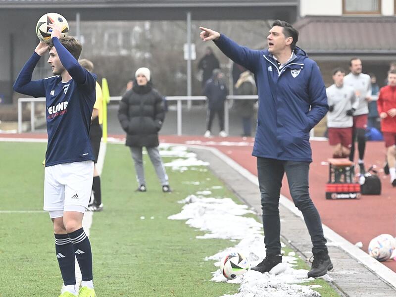 TSV-Trainer Achim Engel (rechts) will mit seinem Team den Klassenerhalt m&ouml;glichst schnell unter Dach und Fach bringen.