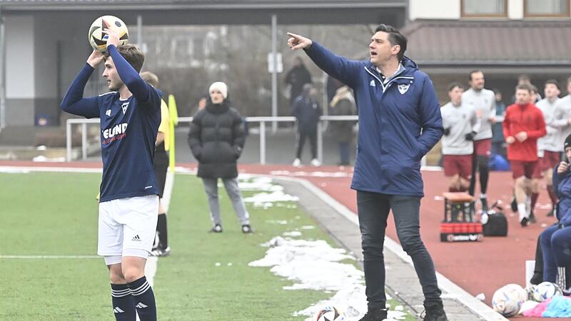 TSV-Trainer Achim Engel (rechts) will mit seinem Team den Klassenerhalt möglichst schnell unter Dach und Fach bringen. TSV-Trainer Achim Engel (rechts) will mit seinem Team den Klassenerhalt möglichst schnell unter Dach und Fach bringen.