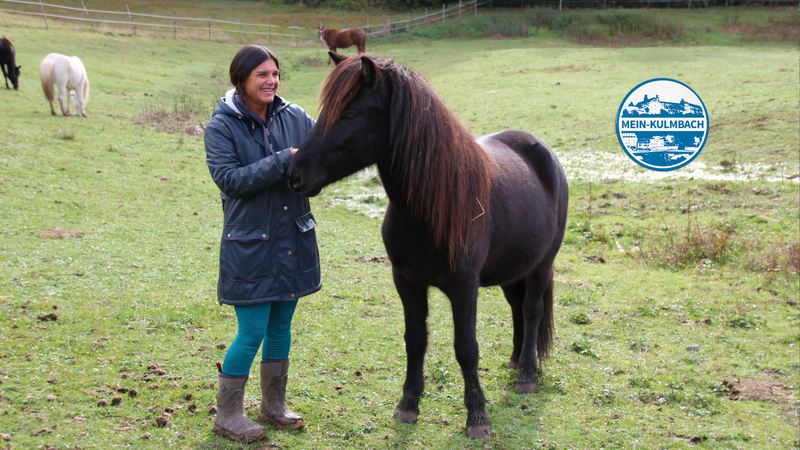 Jessica Kammerer auf der Weide mit ihren Pferden am Rosenhof R&uuml;tzenreuth