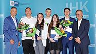 IHK-Vorsitzender Michael Thiem (links), Landrat Alexander Tritthart (rechts) und die Preisträger.