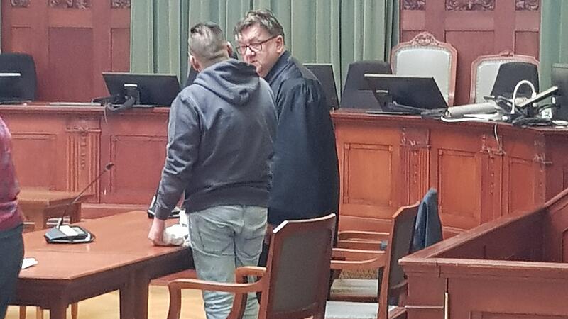 Der Angeklagte (von hinten) im Gespräch mit dem Verteidiger. Der Angeklagte (von hinten) im Gespräch mit dem Verteidiger.