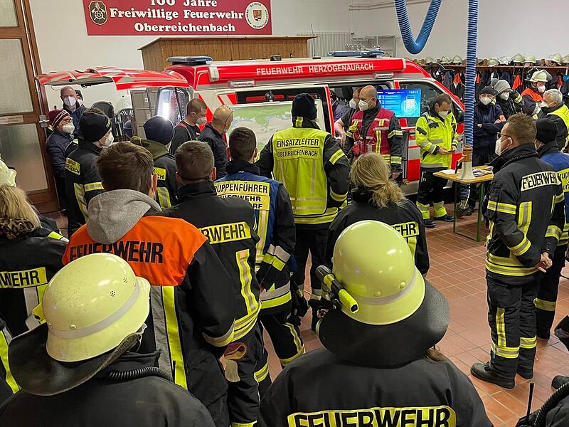 Die Einsatzleitung gibt die letzten Kommandos vor dem Ausströmen.