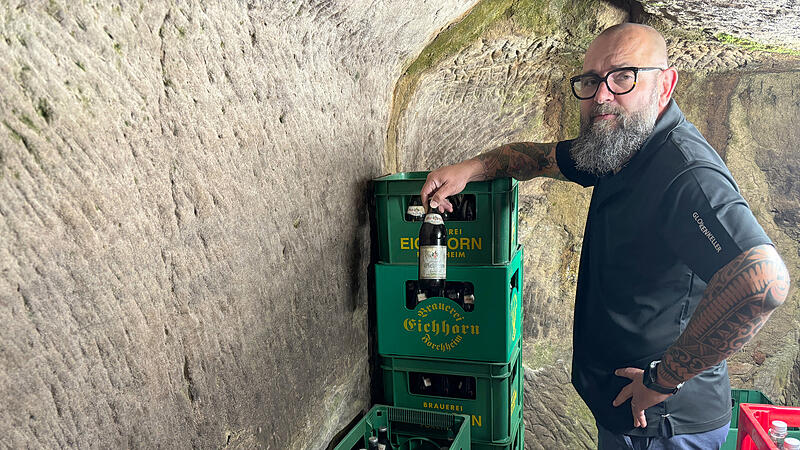 Matthias Erlwein vom Glockenkeller hütet in seinen Gewölben einen besonderen Schatz: Sechs Kästen "Vollbier Hell" und "Festbier" aus dem letzten Sud der alten Eichhorn-Brauerei.