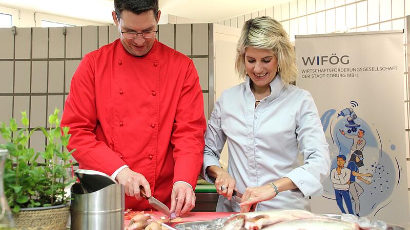 Felicitas Then und OB Dominik Sauerteig beim Zwiebeln schneiden.