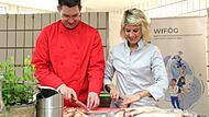 Felicitas Then und OB Dominik Sauerteig beim Zwiebeln schneiden.