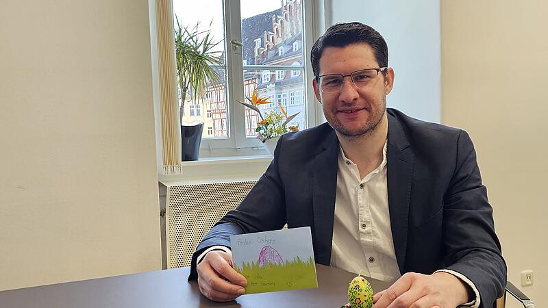 OB Sauerteig sucht die kleine Julia, die ihm dieses Ei geschenkt hat.