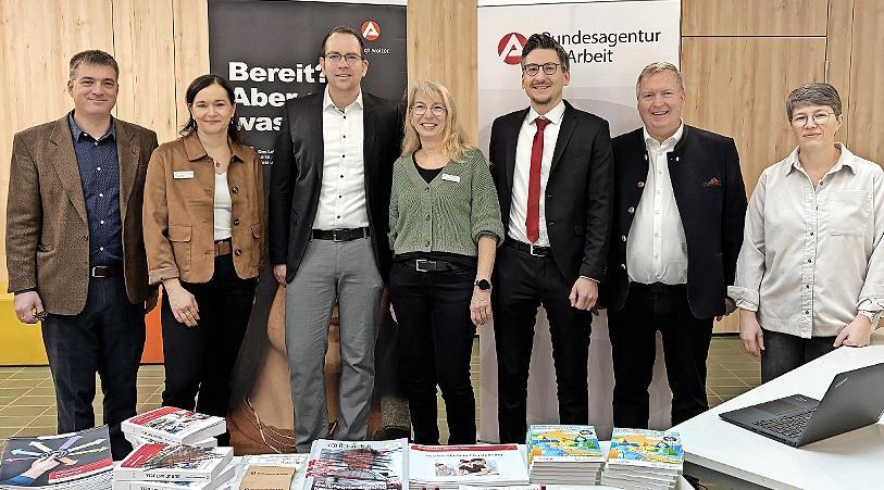 Von links: Herr Steinel, Frau Bachmann, Herr Heyne, Frau Dorn, Herr Marberg, Herr Richter und Frau Krampert. Von links: Herr Steinel, Frau Bachmann, Herr Heyne, Frau Dorn, Herr Marberg, Herr Richter und Frau Krampert.