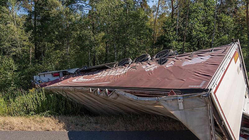 A73-Unfall bei Bamberg: Beladener Laster umgekippt - Fahrbahn gesperrt A73-Unfall bei Bamberg: Beladener Laster umgekippt - Fahrbahn gesperrt