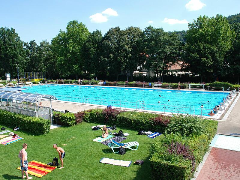 Blick in den Freibadbereich des Aquaria in Coburg