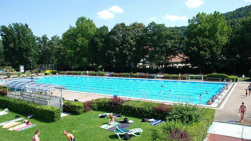Blick in den Freibadbereich des Aquaria in Coburg