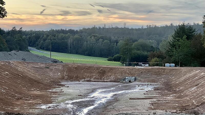 Fertighaushersteller Hanse Haus baut am neuen &bdquo;Werk 4&ldquo; ein Regenr&uuml;ckhaltebecken zum Hochwasserschutz der umliegenden Wohnh&auml;user.