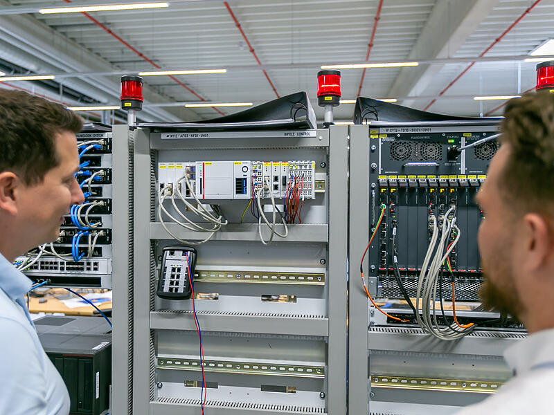 Siemens Energy ForchheimForchheim & Fränkische Schweiz Viel ist für den Laien nicht zu erkennen, doch Maxmilian Dürre (links) und Florian Sichart wissen um die technischen Finessen in diesem Schaltschrank.