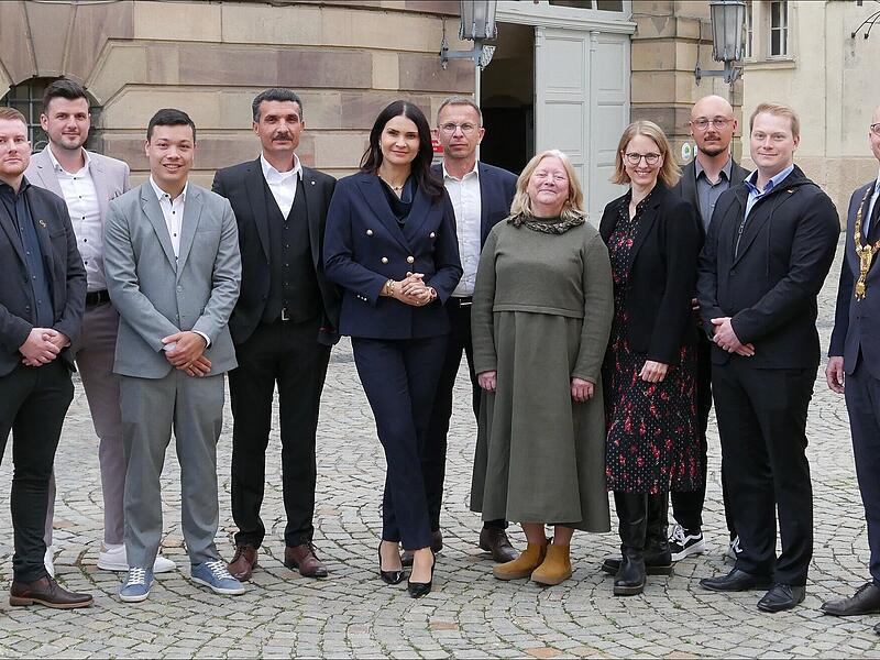 Die neuen Stadträte und Oberbürgermeister Dirk Vogel (rechts). Die neuen Stadträte und Oberbürgermeister Dirk Vogel (rechts).