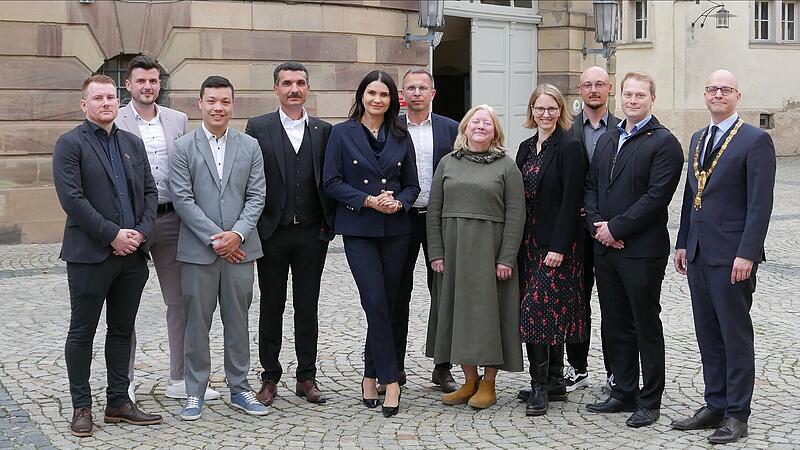 Die neuen Stadtr&auml;te und Oberb&uuml;rgermeister Dirk Vogel (rechts).