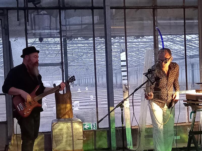 Eine Performance aus Klang, Struktur und Videoprojektion entstand in den Glashäusern in Münnerstadt. Eine Performance aus Klang, Struktur und Videoprojektion entstand in den Glashäusern in Münnerstadt.