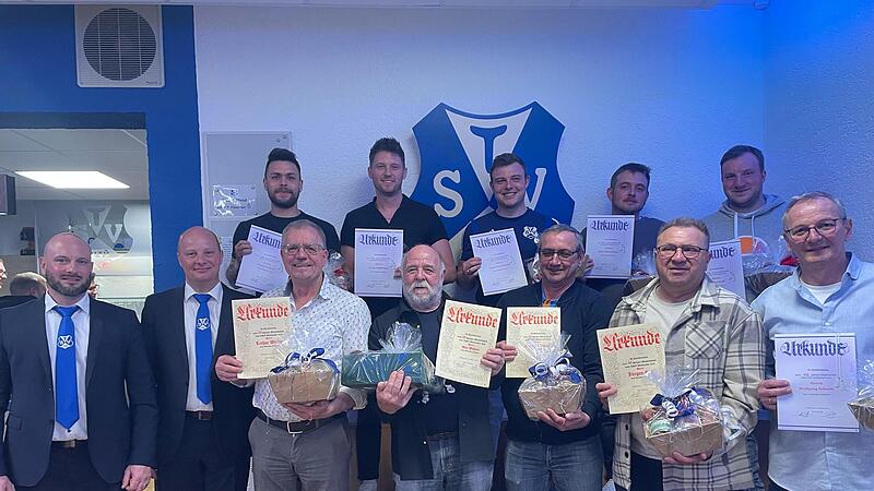 2. Vorsitzender Mario Dietrich (von links) und Vorsitzender Manuel Vorndran beglückwünschten die langjährigen Mitglieder Markus Wehner, Lothar Walter, Jonas Zeißberger, Udo Wehner, Pascal Heckelmann, Georg Wehner, Marc Heckelmann, Sandro Wolf, Jür...