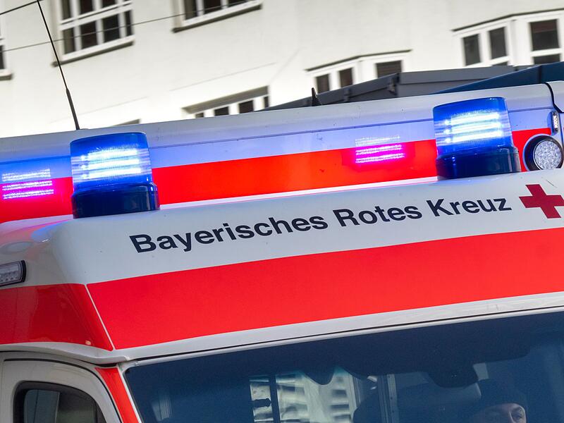 Krankenwagen mit Blaulicht Krankenwagen mit Blaulicht
