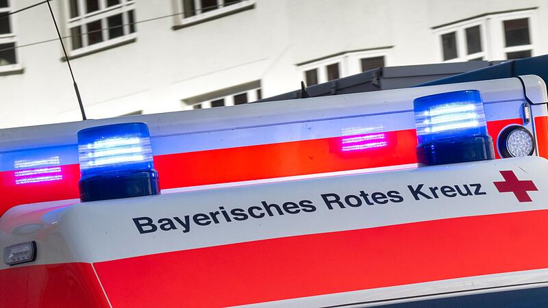 Krankenwagen mit Blaulicht Krankenwagen mit Blaulicht