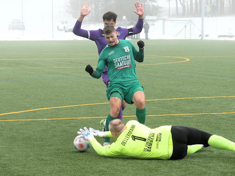 Hatte in der ersten Halbzeit mehr zu tun als ihm lieb war: Bambergs Keeper Fabian Dellermann ist vor Gro&szlig;bardorfs Topst&uuml;rmer Jannik G&ouml;ller am Ball. Im Hintergrund FCE-Spielf&uuml;hrer Christopher Kettler.