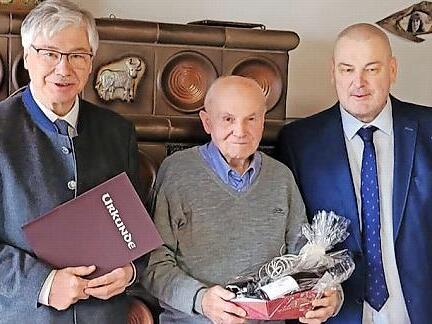 B&uuml;rgermeister R&uuml;diger Gerst (links) und Zweiter B&uuml;rgermeister Volker Pflaum gratulierten Engelbert Ortlauf.