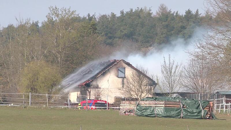 Scheune brennt in R&ouml;ttenbach: Feuerwehr k&auml;mpft gegen Flammen