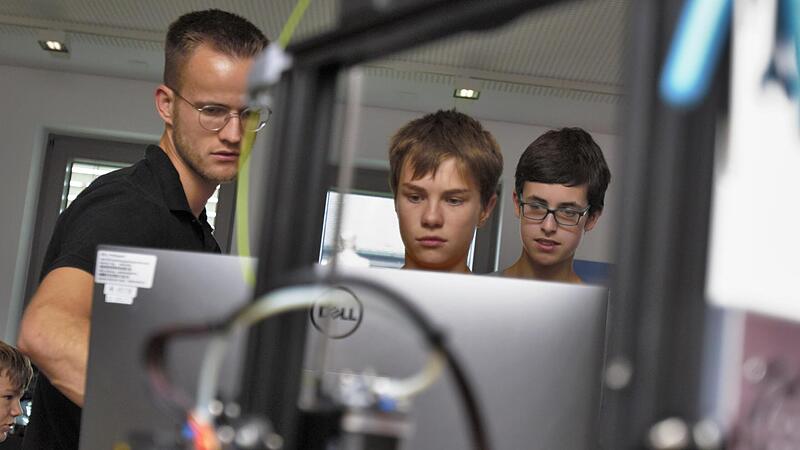 Teilnehmer des IT-Summercamps besuchten das BayernLab in Forchheim. Interessiert an digitalem Fortschritt sind die Jugendlichen – wie lässt sich das für die Wirtschaft gewinnen?Forchheim & Fränkische Schweiz Teilnehmer des IT-Summercamps besuchten das BayernLab in Forchheim. Interessiert an digitalem Fortschritt sind die Jugendlichen – wie lässt sich das für die Wirtschaft gewinnen?Forchheim & Fränkische Schweiz