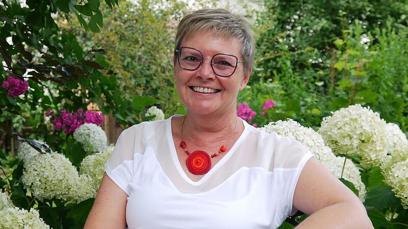 Sabine Dittmar an ihrem Lieblingsplatz, dem eigenen Garten in Ma&szlig;bach. Dieser ist eine gr&uuml;ne Ruheoase f&uuml;r die Politikerin.