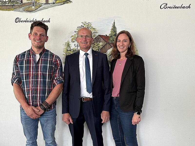 Oberleichtersbach neues Führungstrio. Das Bild zeigt von links: Tobias Zeier (Dritter Bürgermeister), Roland Wehner (Erster Bürgermeister) und Karina Kirchner (Zweite Bürgermeisterin). Oberleichtersbach neues Führungstrio. Das Bild zeigt von links: Tobias Zeier (Dritter Bürgermeister), Roland Wehner (Erster Bürgermeister) und Karina Kirchner (Zweite Bürgermeisterin).