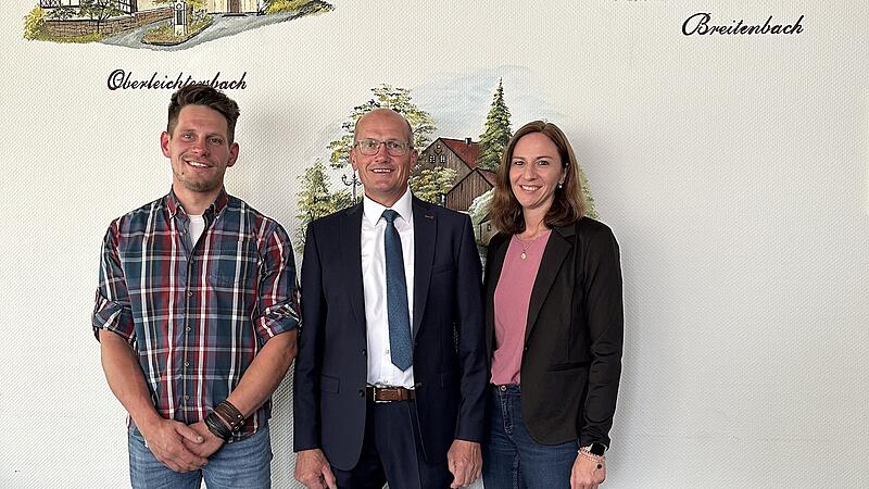 Oberleichtersbach neues Führungstrio. Das Bild zeigt von links: Tobias Zeier (Dritter Bürgermeister), Roland Wehner (Erster Bürgermeister) und Karina Kirchner (Zweite Bürgermeisterin). Oberleichtersbach neues Führungstrio. Das Bild zeigt von links: Tobias Zeier (Dritter Bürgermeister), Roland Wehner (Erster Bürgermeister) und Karina Kirchner (Zweite Bürgermeisterin).