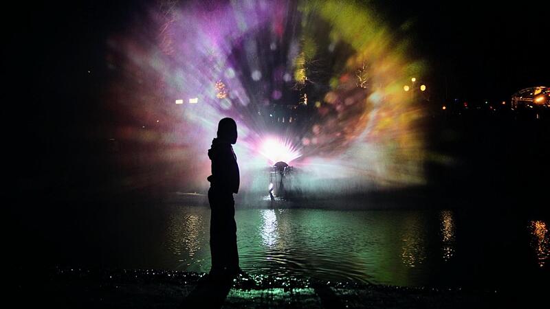 Eine atemberaubendes Lichtspiel tanzte &uuml;ber den See am LGS-Gel&auml;nde.