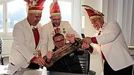 In die Zange genommen: Bürgermeister Ludwig Wahl wurde entmachtet und auch sogleich außer Gefecht gesetzt. In action: Sitzungspräsident Michael Ank, Elferrat Dietmar Meister, KCR-Vorsitzender Thomas Semmelroth (von links)