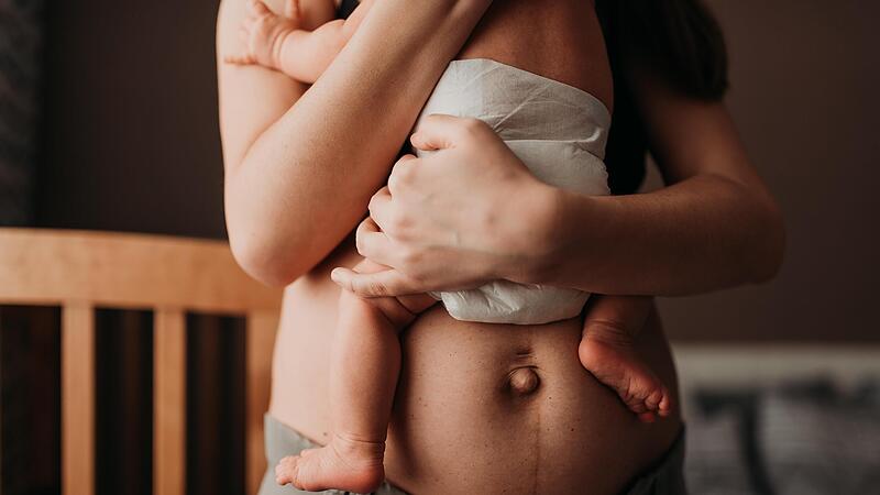 Eine Mutter h&auml;lt ihr Baby im Arm. Nach einer Geburt besteht die Gefahr, eine Depression zu erleiden.