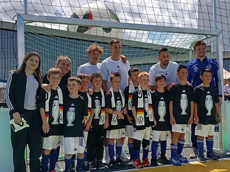 Glückliche Gesichter und ein Nationalspieler: Der Hammberacher SV mit Trainerin Nadine Geinzer (2. v.li.) mit Nico Schlotterbeck. Glückliche Gesichter und ein Nationalspieler: Der Hammberacher SV mit Trainerin Nadine Geinzer (2. v.li.) mit Nico Schlotterbeck.