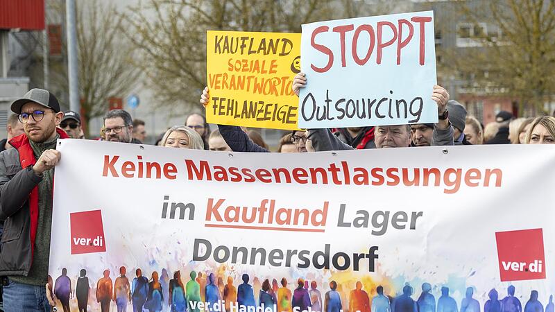 Kaufland-Mitarbeiter protestierten nach der Betriebsversammlung gegen die geplanten Entlassungen.