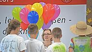 „Irgendwann muss auch mal Schluss sein“: Bunt und originell verabschiedeten die Kinder der Grundschule Zeitlofs Rektorin Ulla Farkas in den Ruhestand.