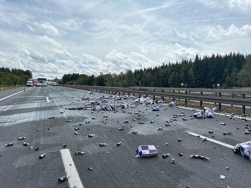 Lastwagen verliert Getränkeflaschen - Autobahn 9 gesperrt Lastwagen verliert Getränkeflaschen - Autobahn 9 gesperrt