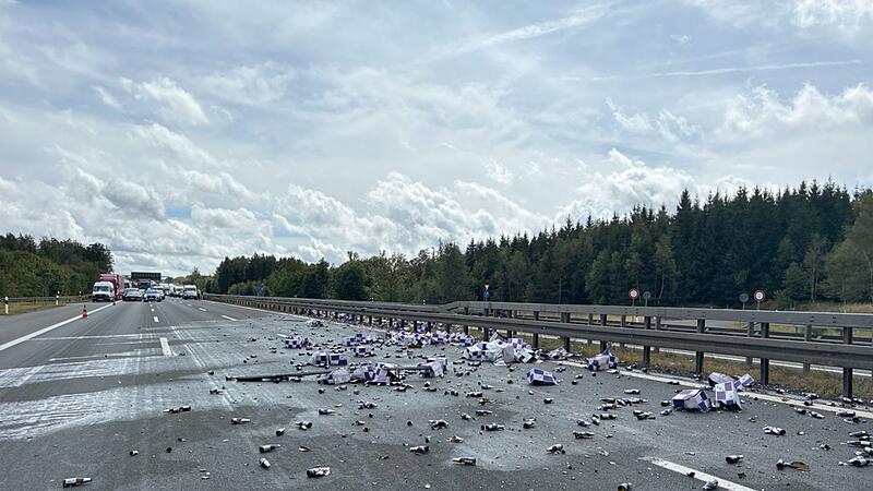 Lastwagen verliert Getränkeflaschen - Autobahn 9 gesperrt Lastwagen verliert Getränkeflaschen - Autobahn 9 gesperrt