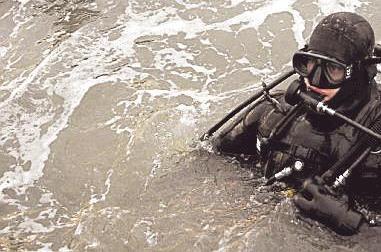 Zwei Minentaucher der Marine beim Training.    